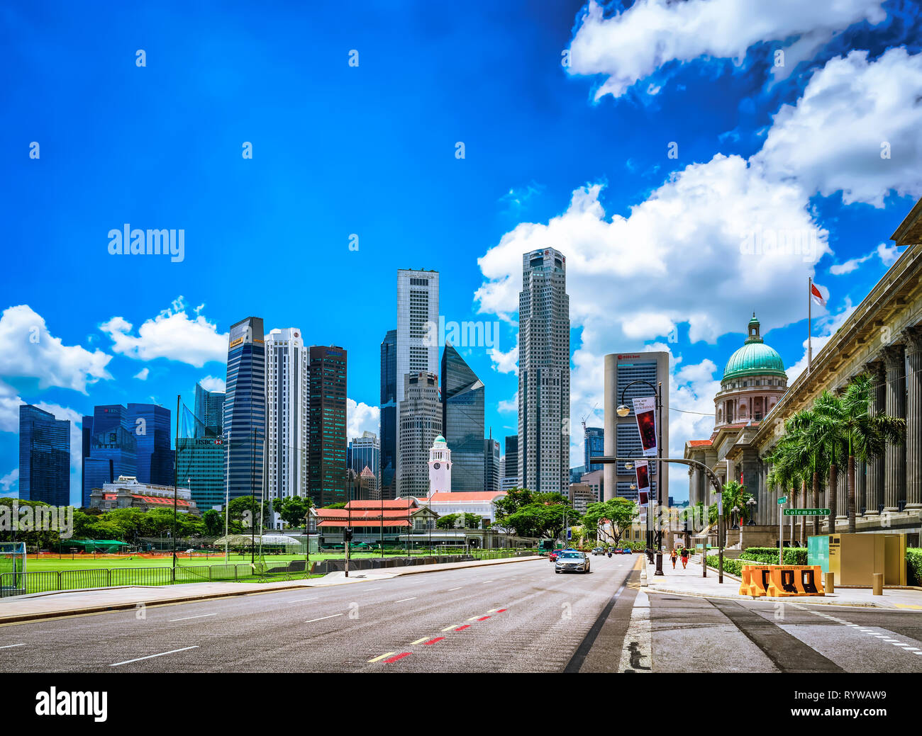 Singapur, Singapur - 1. März 2016: Skyline von einem Raffles Place und UOB Gebäude mit Victoria Theater- und Konzertsaal und der Oberste Gerichtshof in Singap Stockfoto