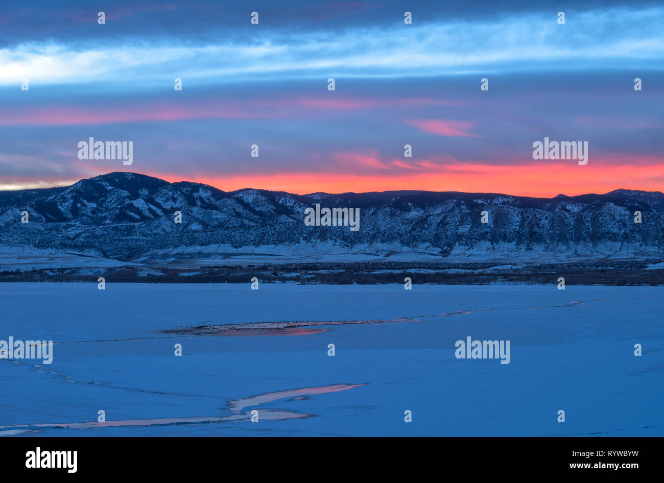 Sonnenuntergang Winter Mountain Lake - Bunte Sonnenuntergang an einem zugefrorenen Bergsee. Chatfield Reservoir in Chatfield State Park, Denver-Littleton, CO, USA. Stockfoto