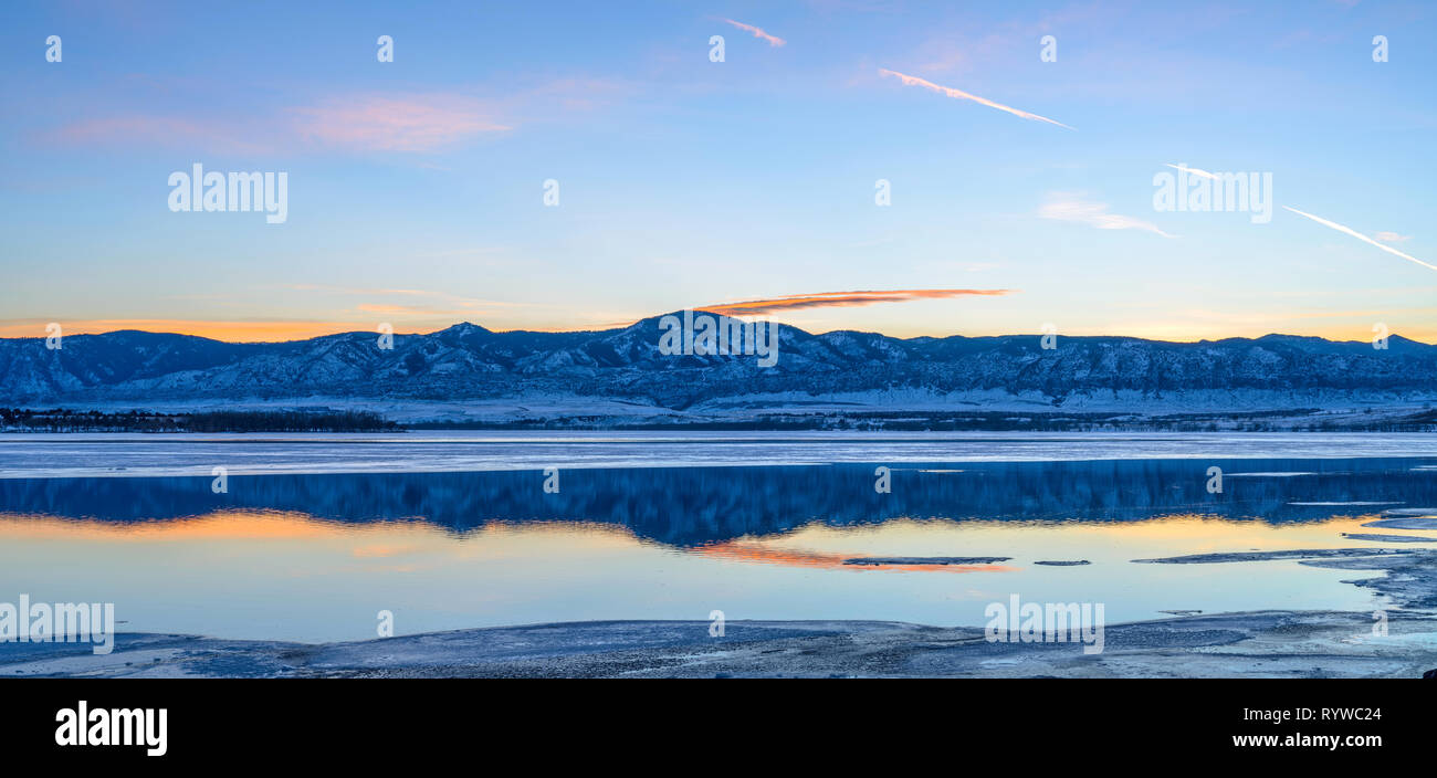 Winter Mountain Lake - Bunte Abend Blick auf einen Bergsee im Winter. Chatfield Reservoir, Chatfield State Park, Colorado, USA. Stockfoto