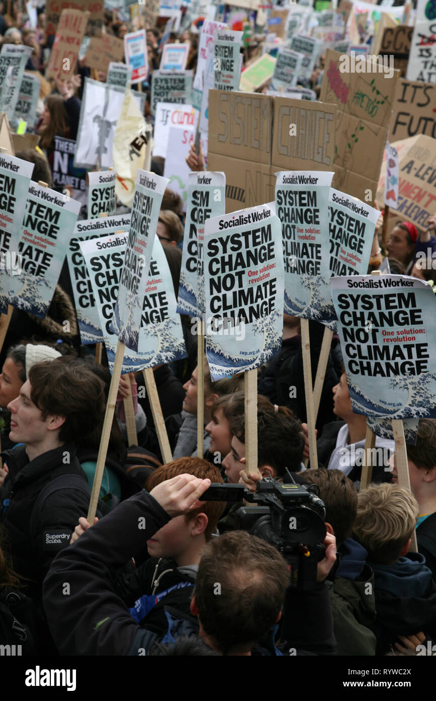 London, UK, 15. März, 2019. Die Studierenden Streik im Parlament Platz Politiker fragen, Verbesserung der Welt Bedingung zu machen. Stockfoto