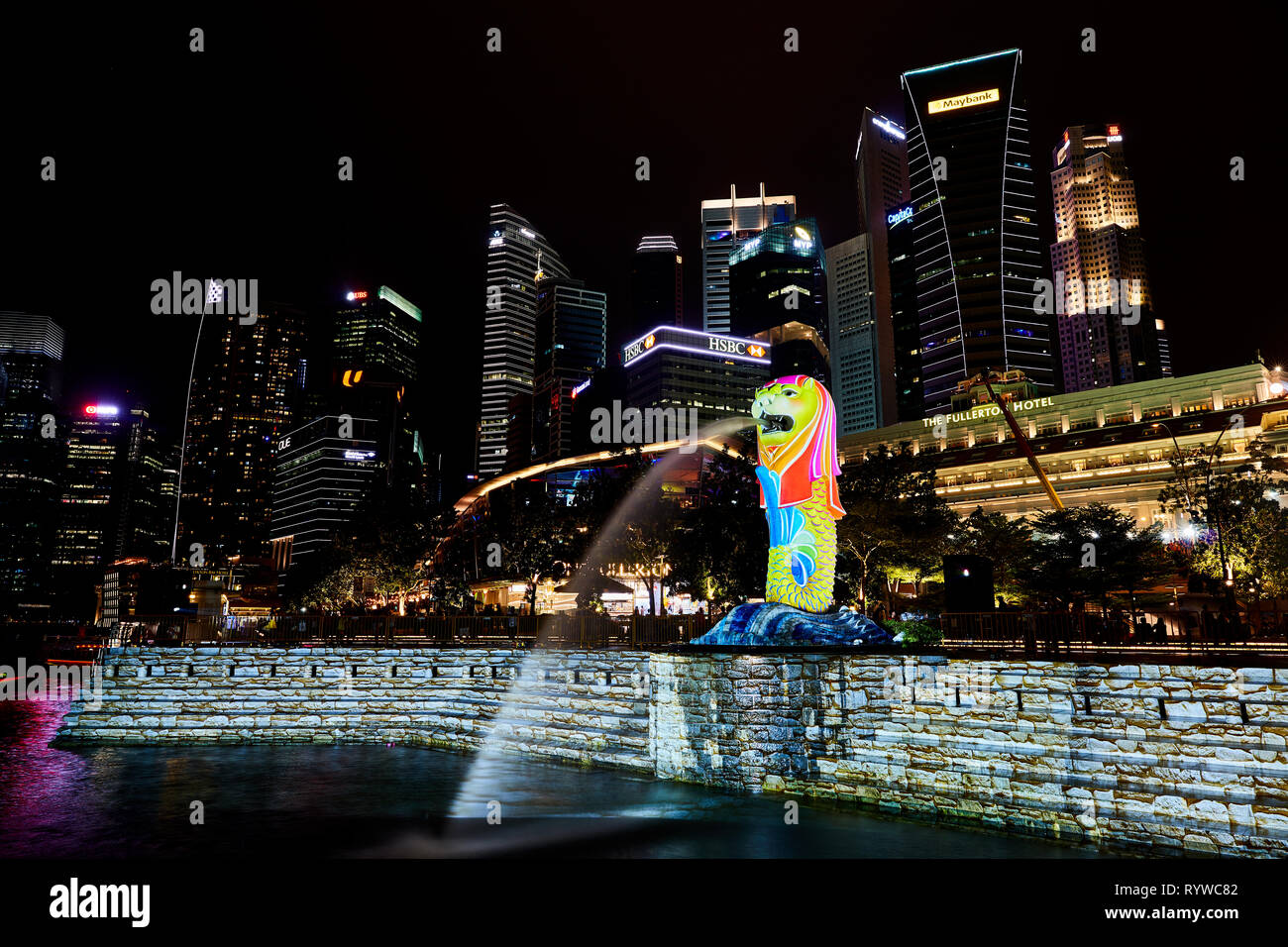 Abgebildet ist Merlion Park, Singapores Wahrzeichen und Touristenattraktion, mit Licht malen während des Grand Prix 2018. Stockfoto
