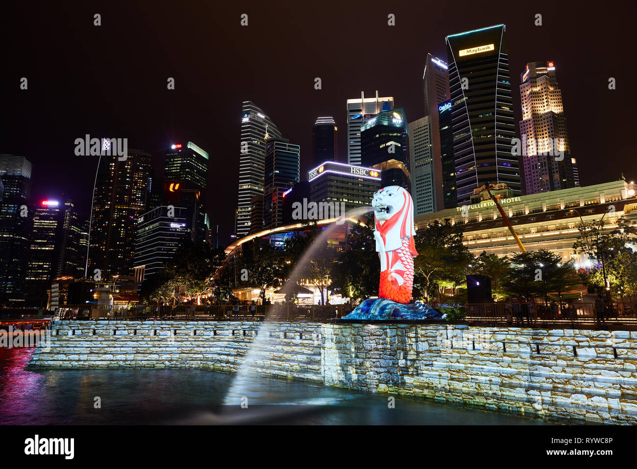Abgebildet ist Merlion Park, Singapores Wahrzeichen und Touristenattraktion, mit Licht malen während des Grand Prix 2018. Stockfoto