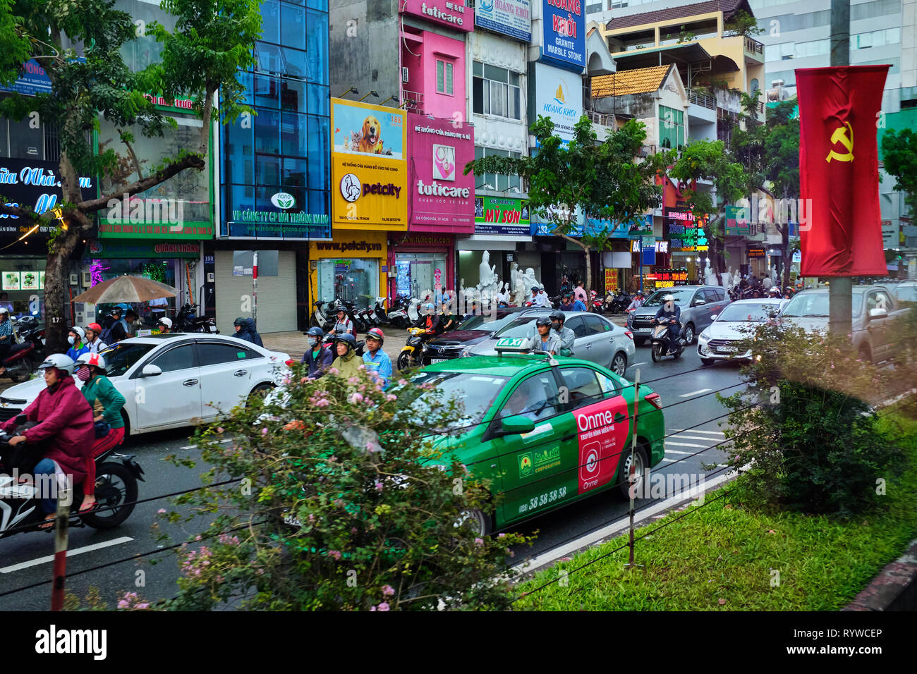 Abgebildet sind die stark befahrenen Straßen in Ho Chi Min Stadt während der Rush Hour in Vietnam. Stockfoto