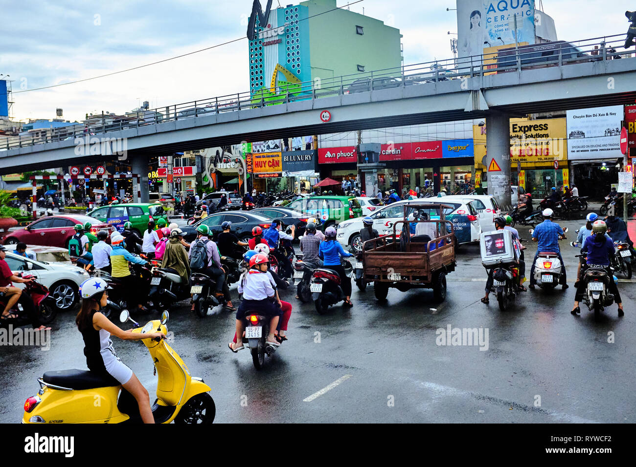 Abgebildet sind Vietnamesische auf Motorroller während der Rush Hour in Ho Chi Min City, Vietnam. Stockfoto