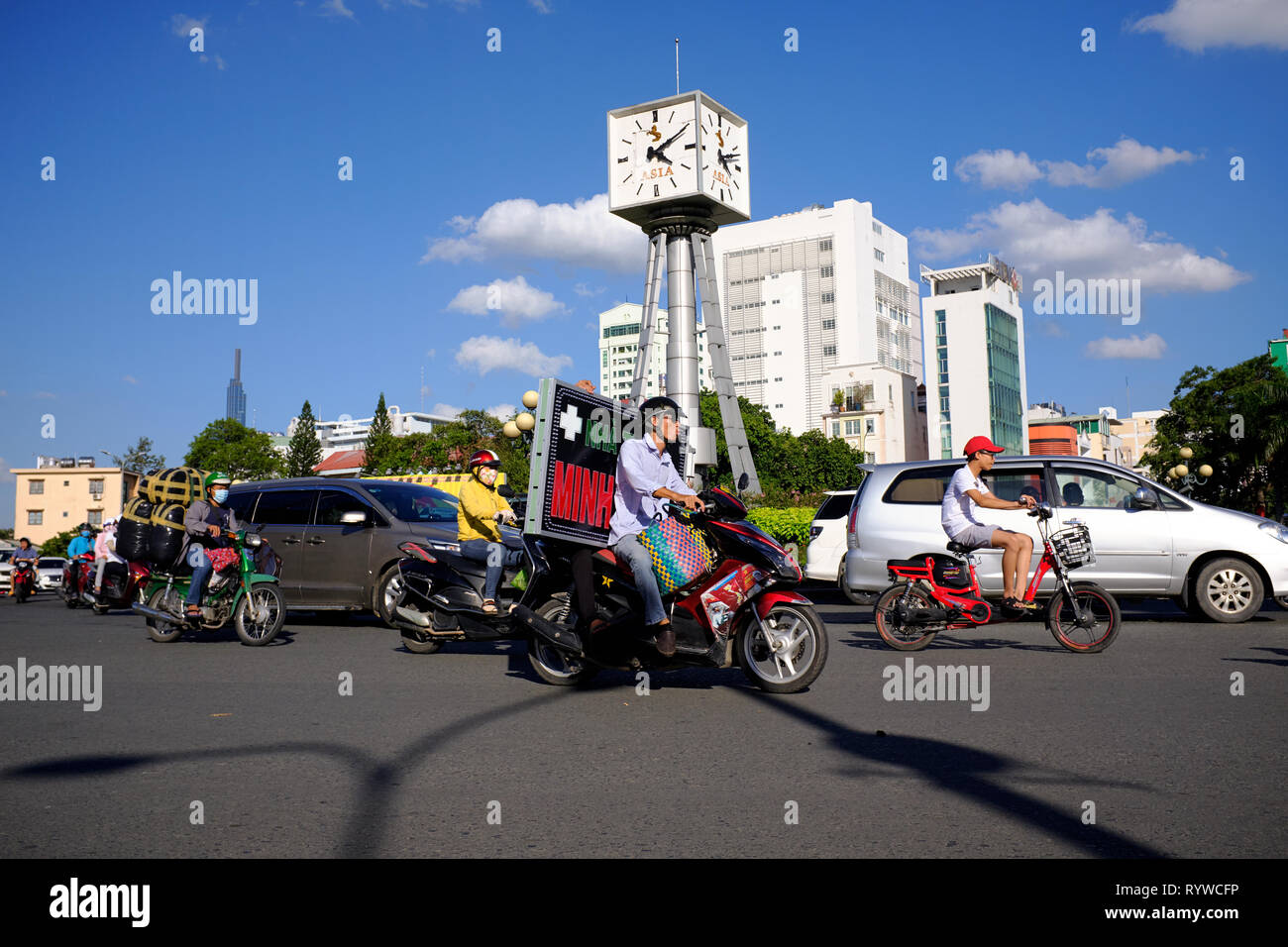 Abgebildet sind Vietnamesische auf Motorroller während der Rush Hour in Ho Chi Min City, Vietnam. Stockfoto