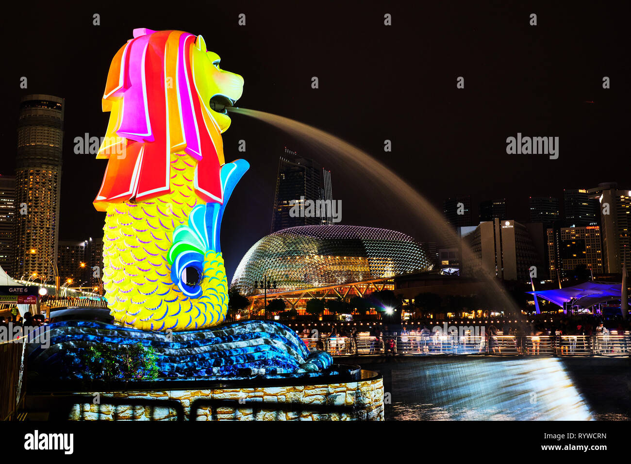 Abgebildet ist Merlion Park, Singapores Wahrzeichen und Touristenattraktion, mit Licht malen während des Grand Prix 2018. Stockfoto