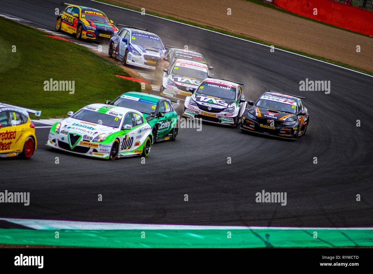 Senna Proctor der Macht Maxed Racing und Dan Yuasa Cammish von Honda Racing kämpft um Stellung auf luffield Ecke in Silverstone, 2018 Stockfoto