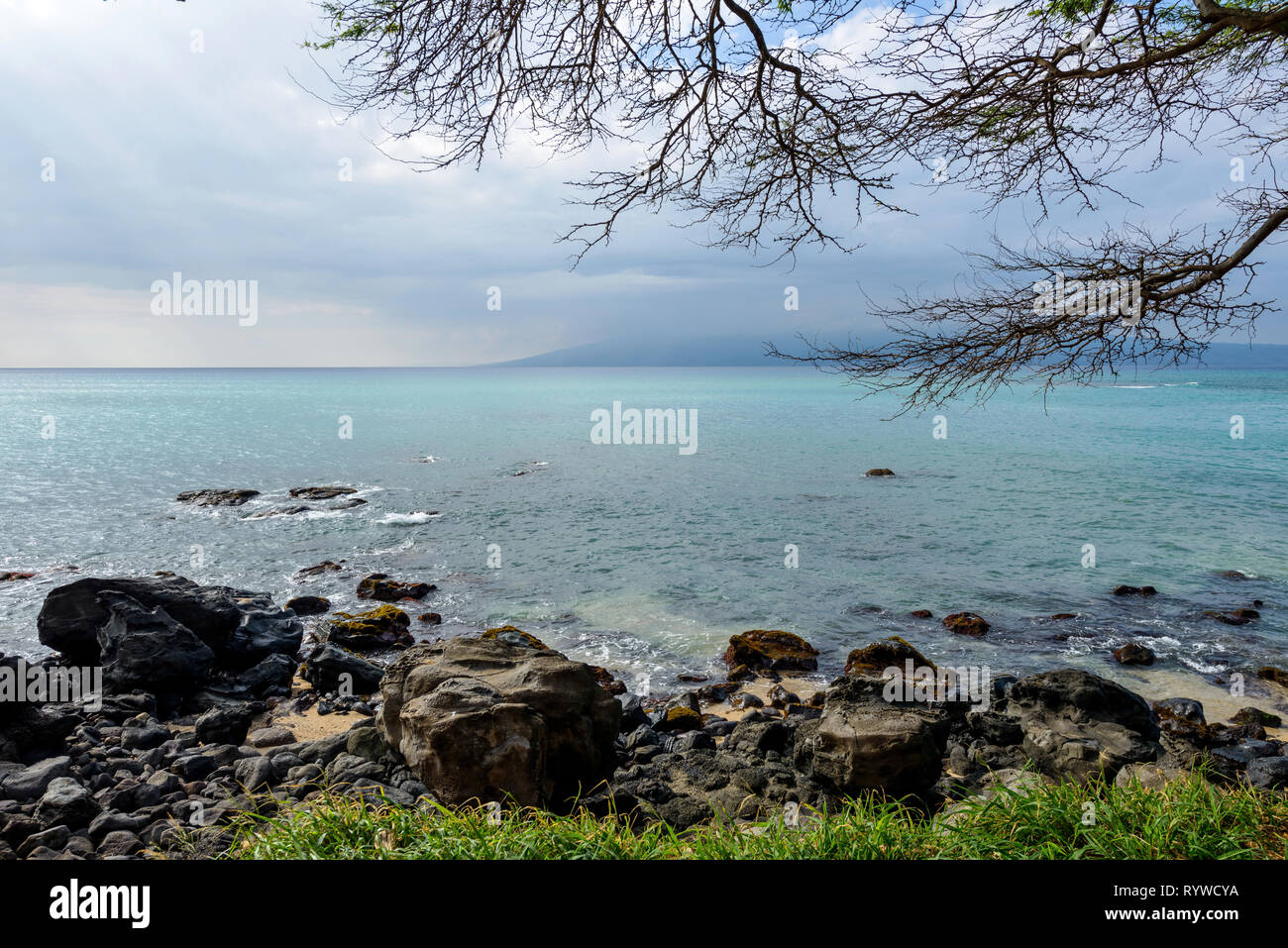 Tropischen Küste - einen stürmischen Nachmittag am Nord-westlichen Ufer des Maui, Molokai Insel im Hintergrund. Hawaii, USA. Stockfoto
