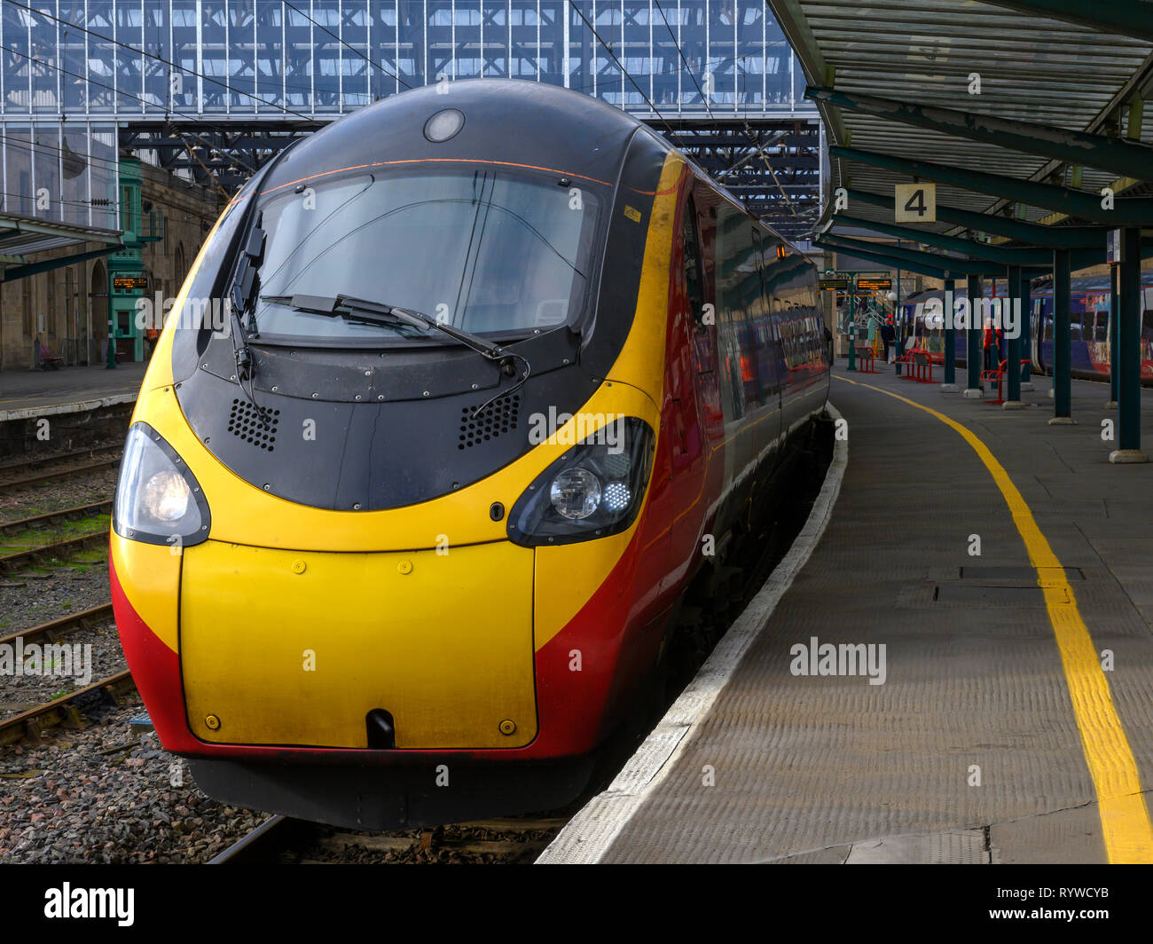 British Rail Class 390 Pendolino Zug in Jungfrau livree in Carlisle Citadel Railway Station, Carlisle, Cumbria, England, Großbritannien Stockfoto