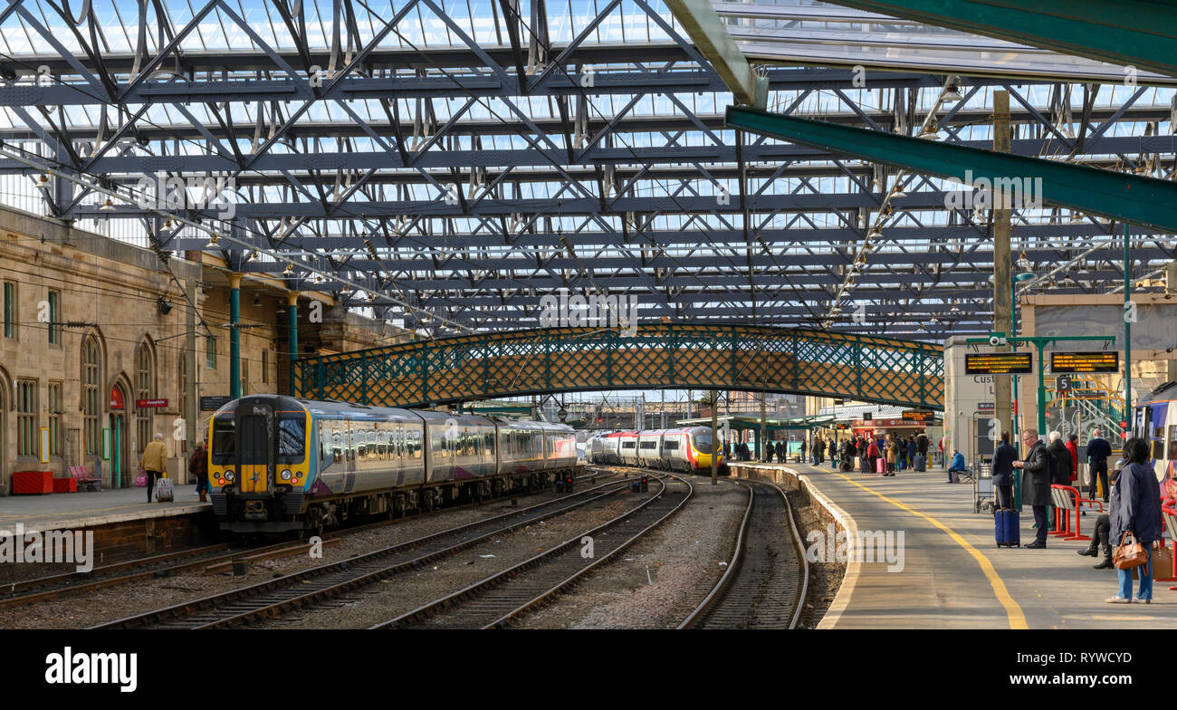 British Rail Class 350 Desiro elektrischen Triebzuges in Carlisle Citadel Railway Station, Carlisle, Cumbria, England, Großbritannien Stockfoto