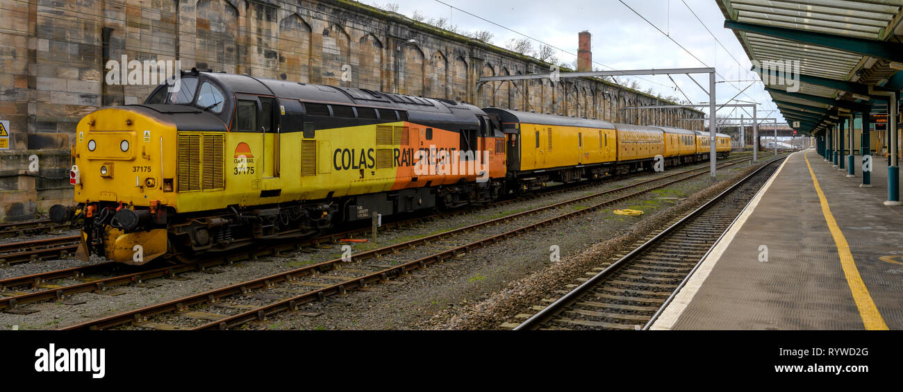 British Rail Class 37 diesel-elektrischen Lokomotive in der Lackierung von Cola-getränken Schiene an der Carlisle Citadel Railway Station, Carlisle, Cumbria, England, Großbritannien Stockfoto