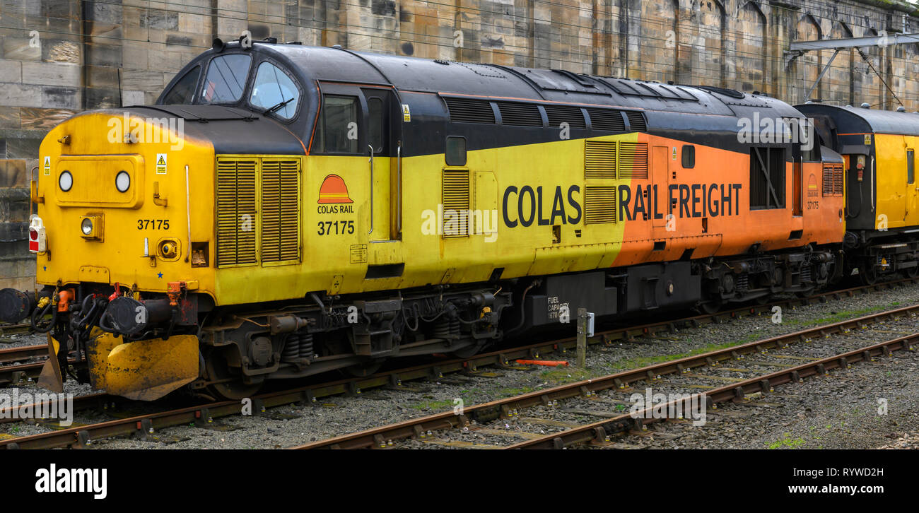 British Rail Class 37 diesel-elektrischen Lokomotive in der Lackierung von Cola-getränken Schiene an der Carlisle Citadel Railway Station, Carlisle, Cumbria, England, Großbritannien Stockfoto