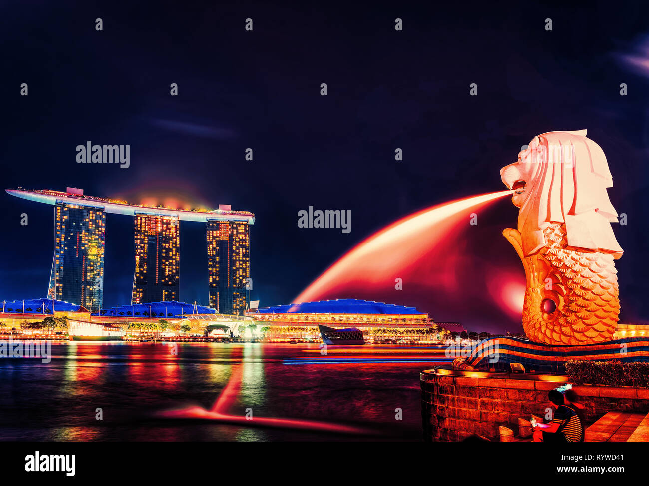 Merlion statue am Merlion Park an der Marina Bay in Singapur bei Nacht. Marina Bay Sands Hotel Gebäude im Hintergrund. Mit Licht im nahen, beleuchtet Stockfoto