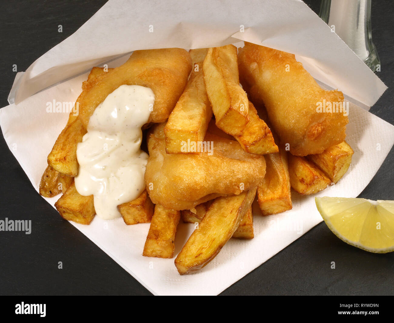 Fisch und chips mit remoulade -Fotos und -Bildmaterial in hoher ... Fisch und chips mit remoulade -Fotos und -Bildmaterial in hoher ...