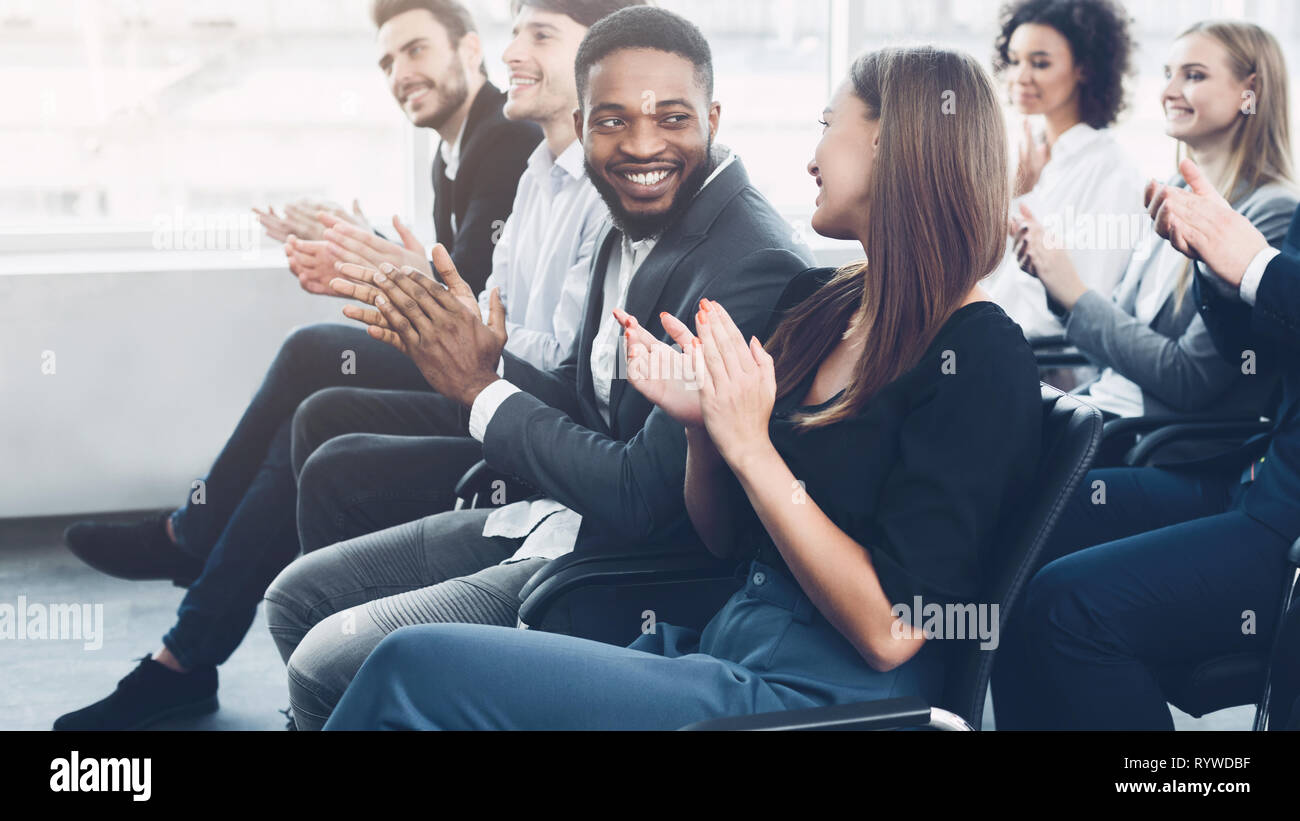 Publikum klatschen die Hände am Seminar, an jedem anderen Suchen Stockfoto