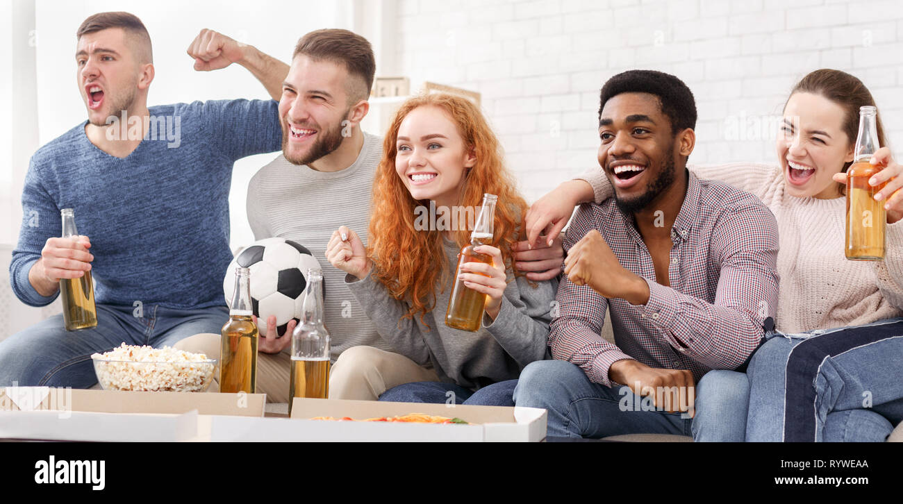 Diverse friends Fußballspiel im Fernsehen Stockfoto