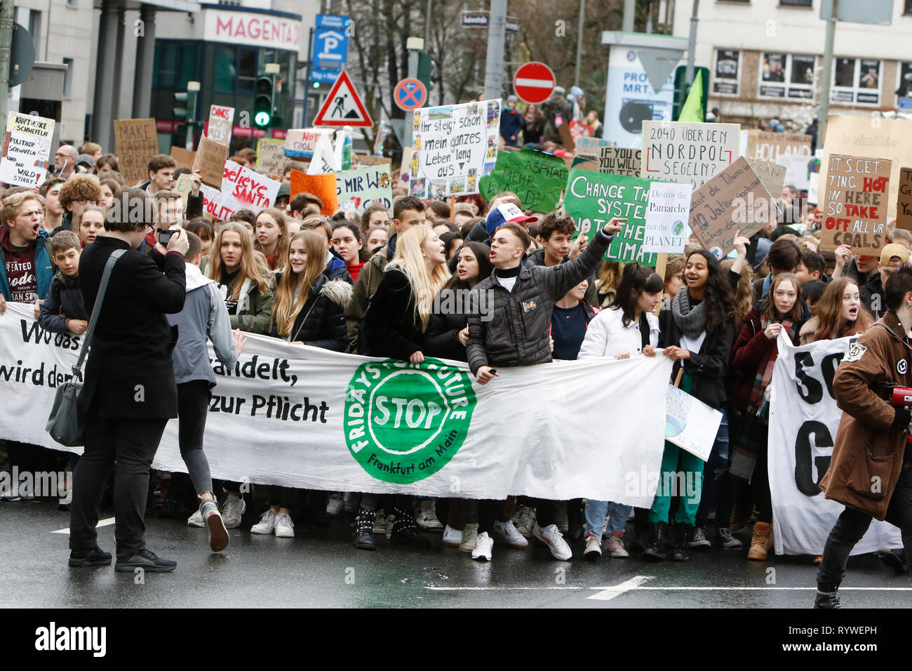 Frankfurt am Main, Deutschland. 15 Mär, 2019. Die demonstranten März