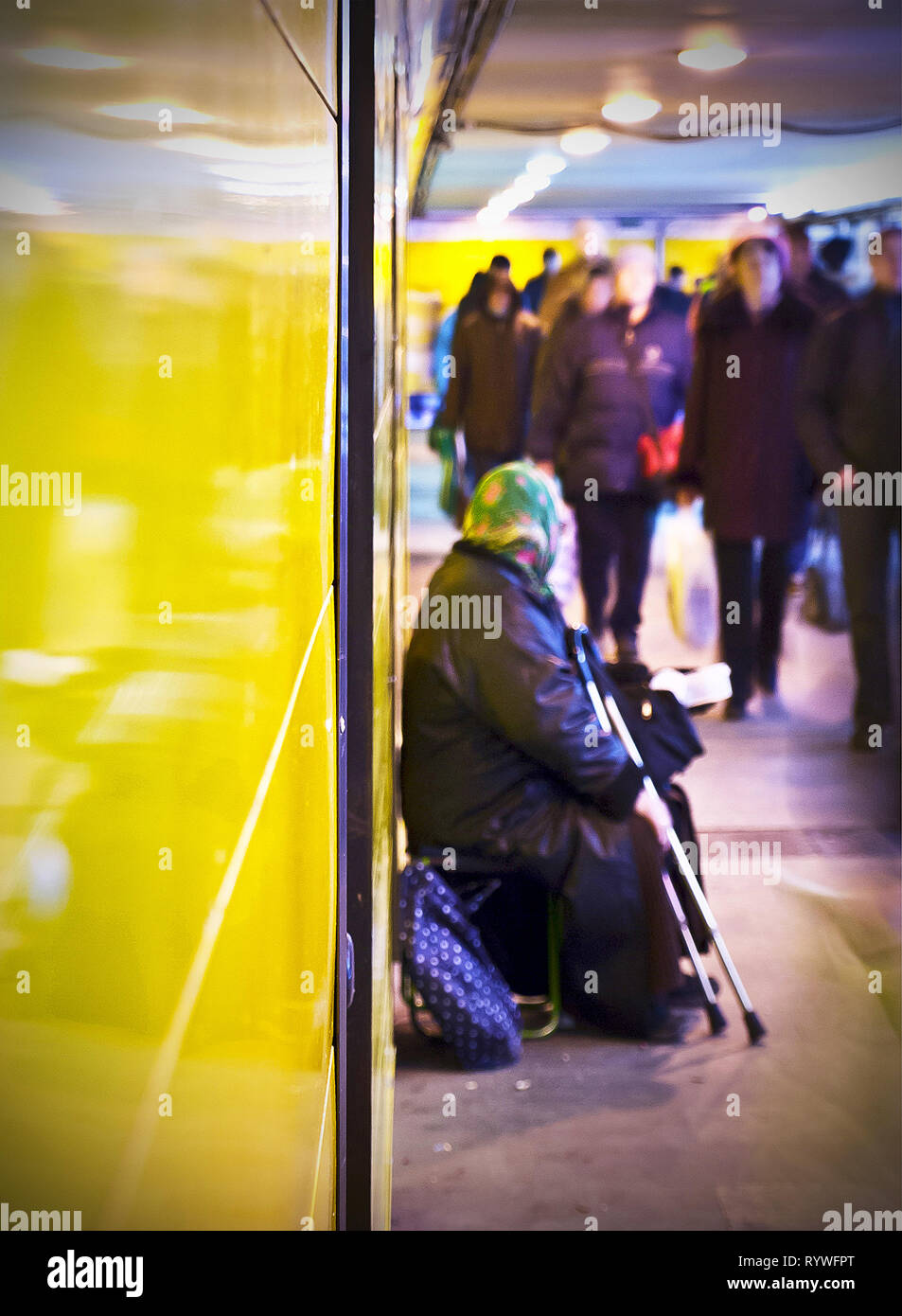 Arme alte Frau in der Nähe der U-Bahn Stockfoto