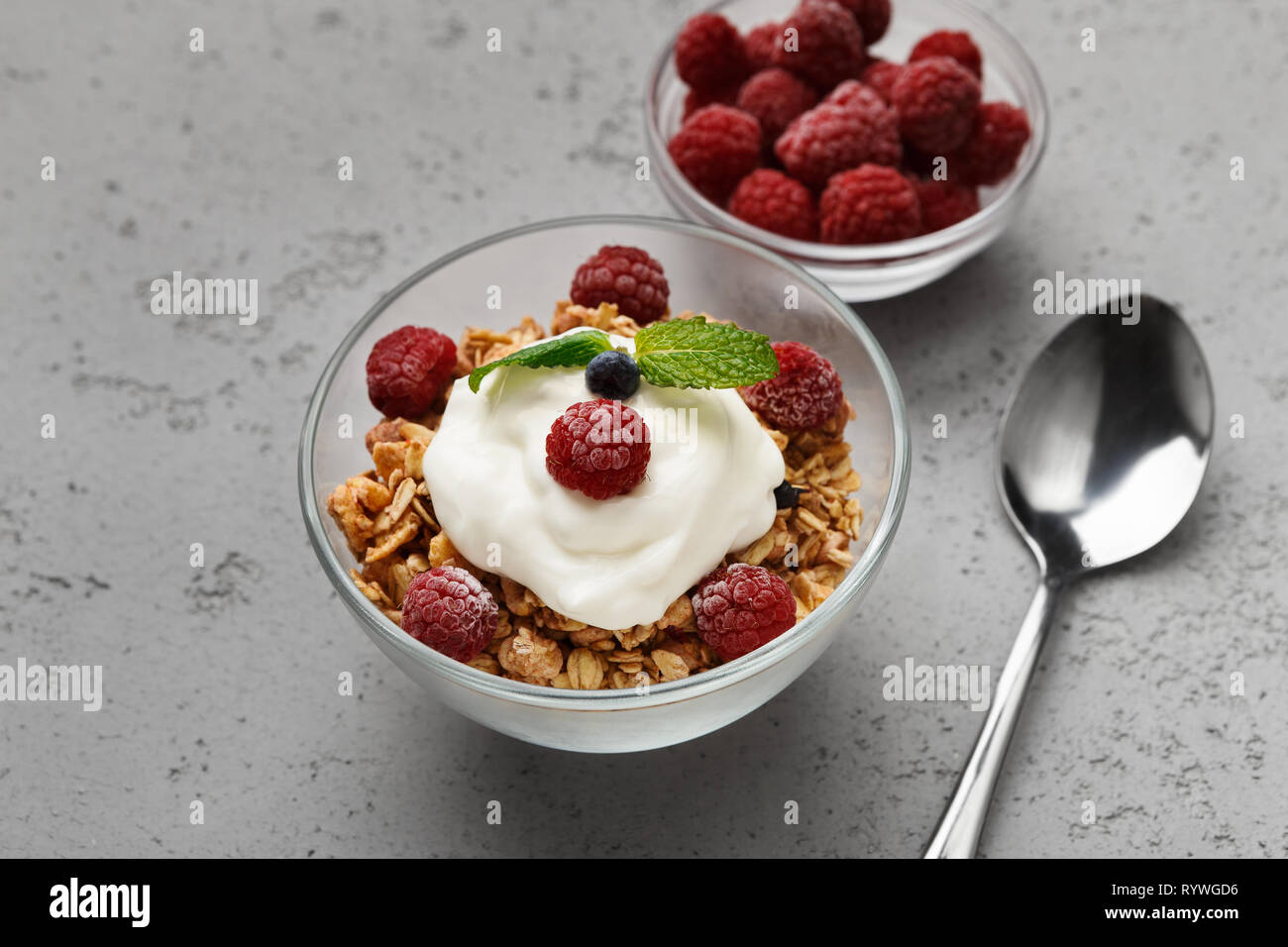 Müsli, Joghurt und Himbeeren in Schalen Stockfoto