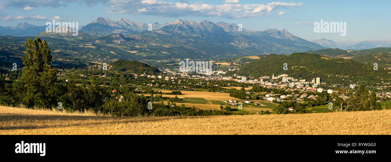 Sommer mit Panoramablick auf die Stadt Spalt in den Hautes-Alpes. Alpen, Frankreich Stockfoto