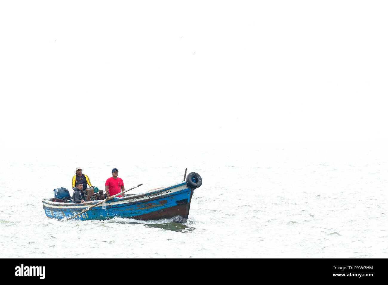Callao, Lima. Februar 19, 2019 - Gruppe der handwerklichen Fischer in Punta Strand am Morgen Ankunft in einem kleinen Boot. Stockfoto