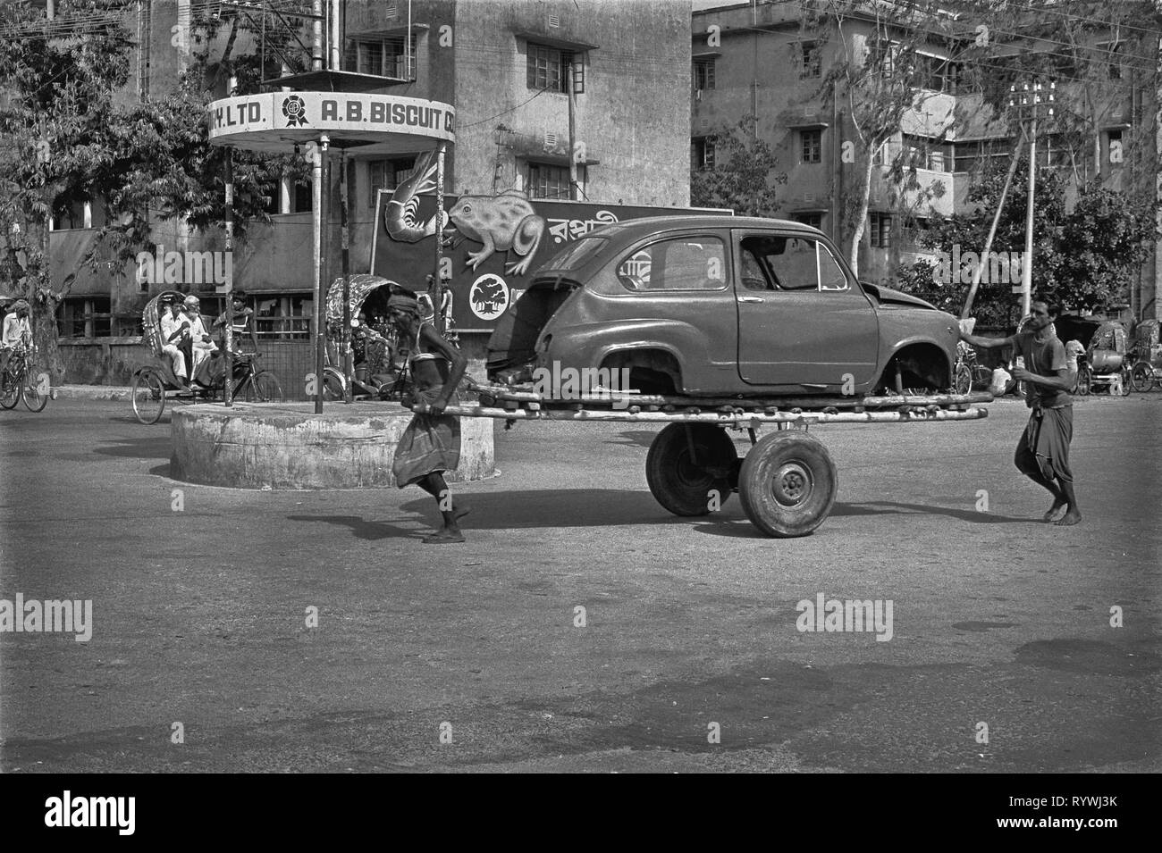 47/6 Fiat 500 auf Handkarren Dhaka 1981 Stockfoto