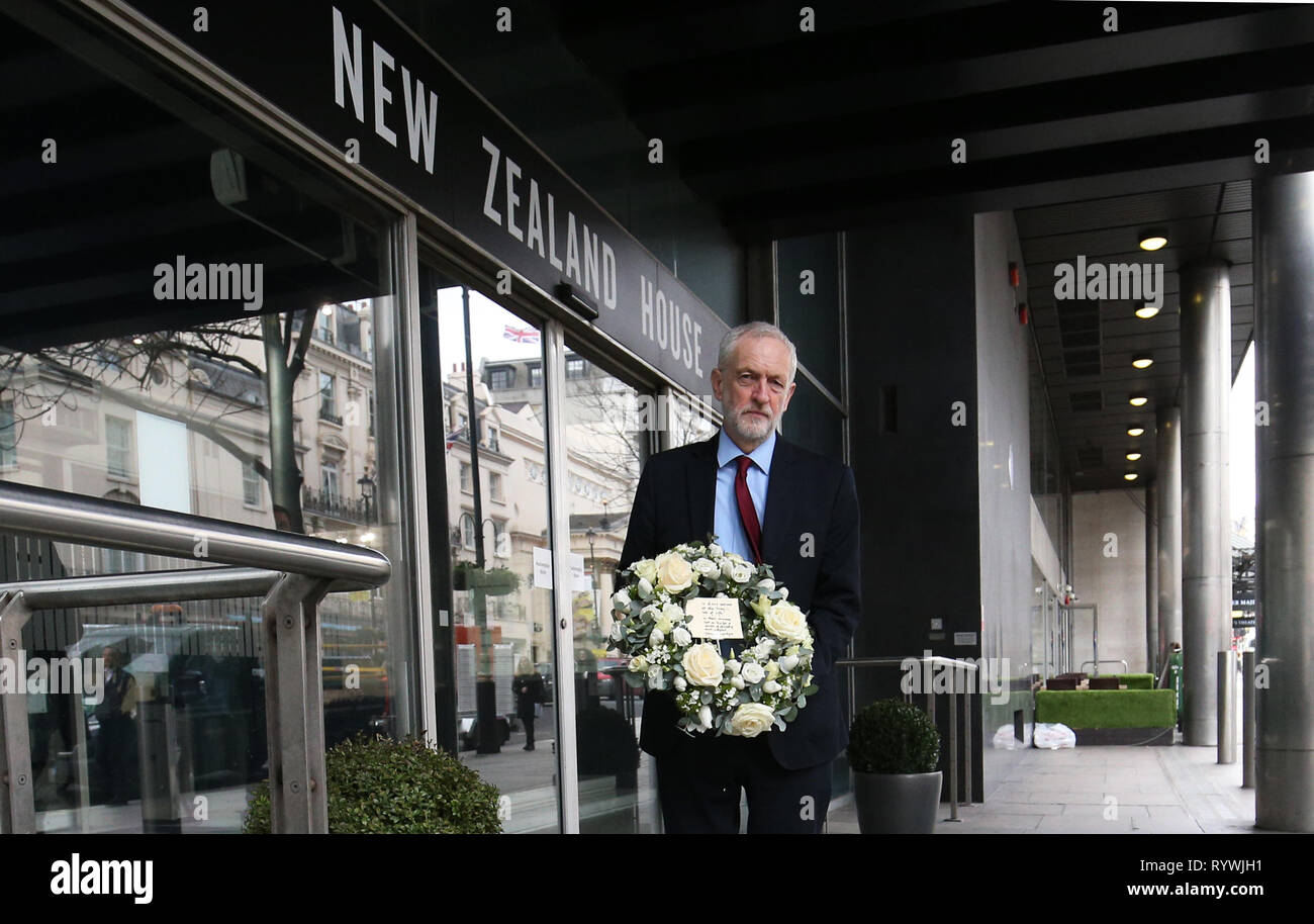 Der Führer der Jeremy Corbyn legt einen Kranz am New Zealand High Commission in Haymarket, London, im Gefolge der Moschee Anschläge in Christchurch. Stockfoto