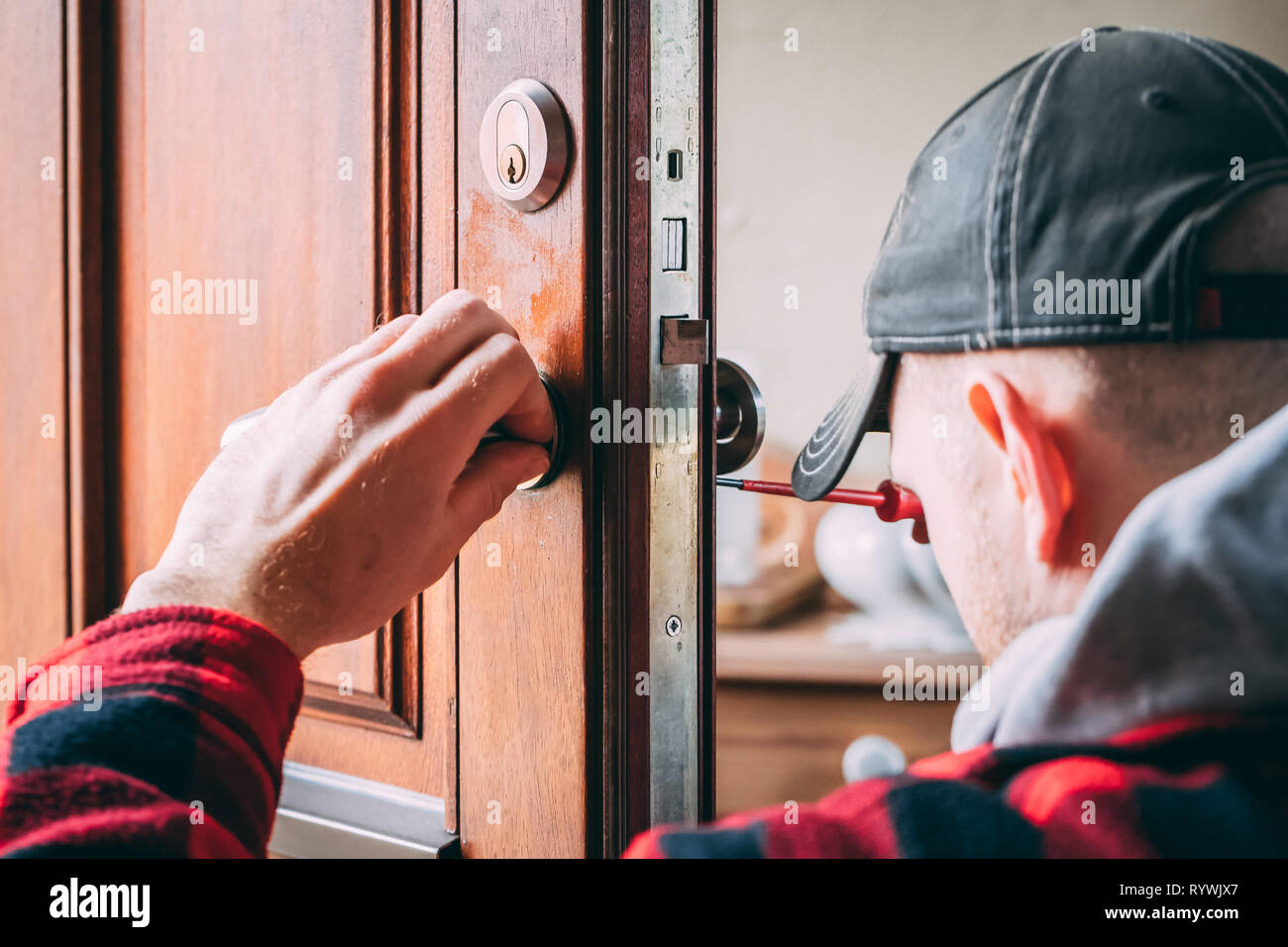 Präzise schlosser Änderungen ein Türschloss Stockfoto