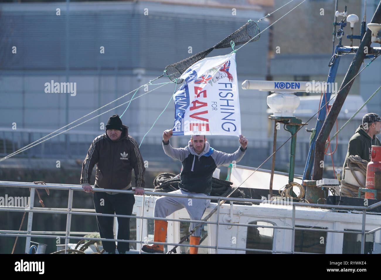 Die Fischerei auf Demonstranten aus Protest gegen die Premierminister Brexit Pläne auf den Fluss Tyne in Newcastle. Stockfoto