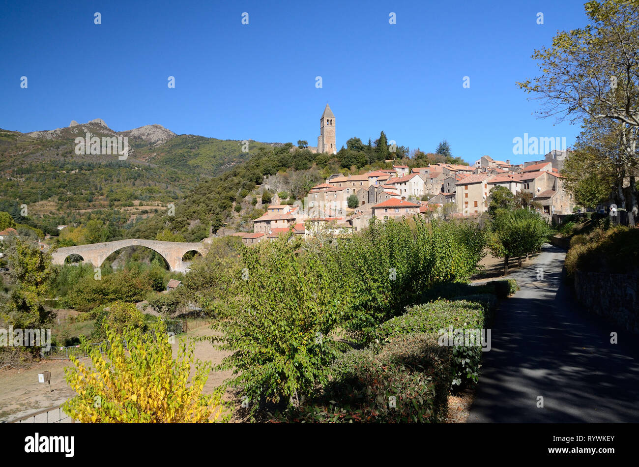 Das Dorf von Olargues im regionalen Naturparks Haut-Languedoc. Das Dorf ist als eines der schönsten Dörfer von Frankreich (awarde registriert Stockfoto