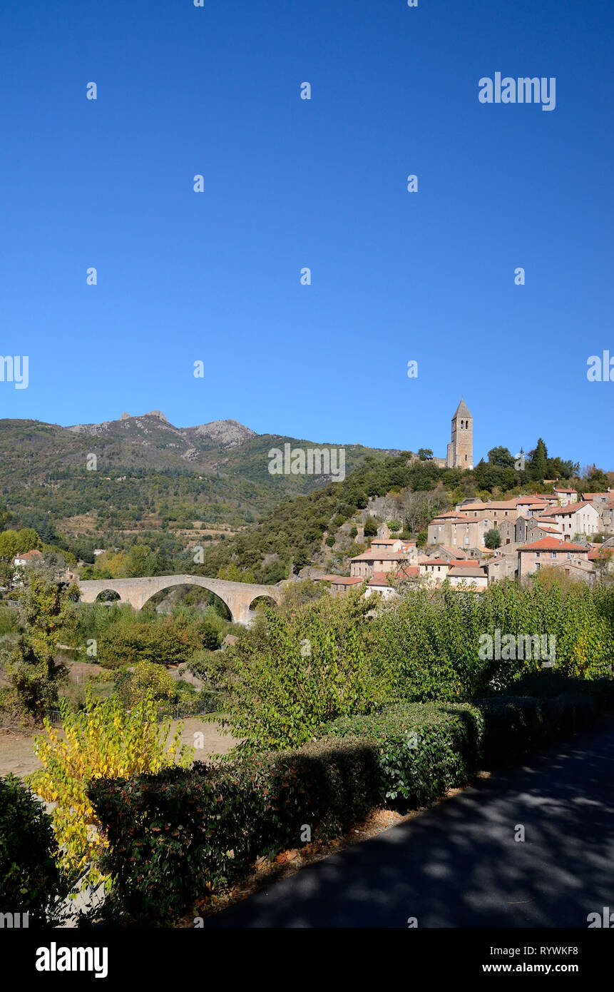 Das Dorf von Olargues im regionalen Naturparks Haut-Languedoc. Das Dorf ist als eines der schönsten Dörfer von Frankreich (awarde registriert Stockfoto