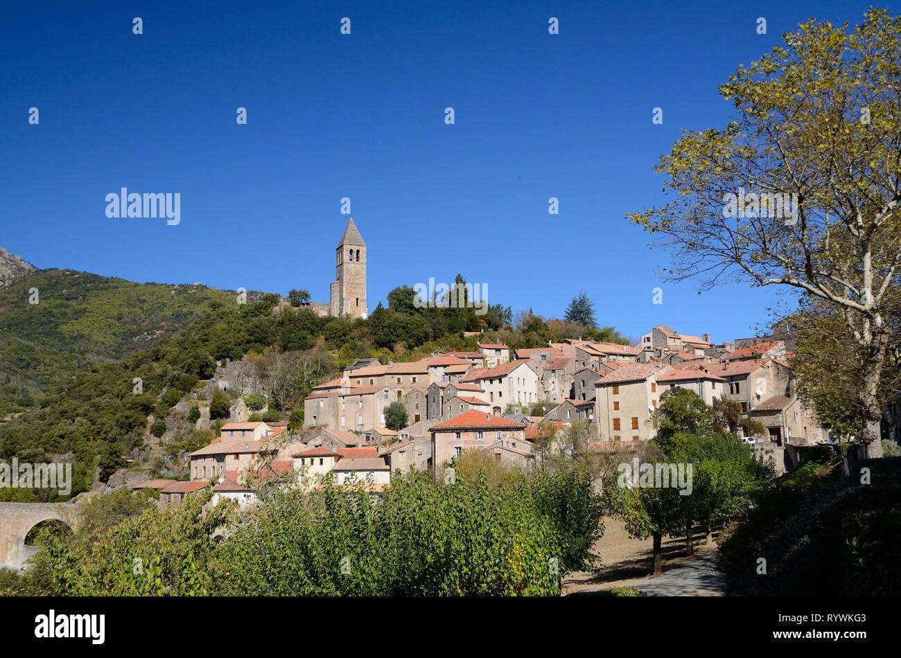 Das Dorf von Olargues im regionalen Naturparks Haut-Languedoc. Das Dorf ist als eines der schönsten Dörfer von Frankreich (awarde registriert Stockfoto