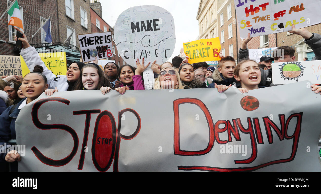 Tausende von Dublin Studenten März von St Stephens Green, Leinster House Heute, an einem globalen Protest für den Klimawandel, die sieht öffentliche Veranstaltungen an mehr als 37 Standorten in Irland inszeniert in Angriff zu nehmen. Stockfoto