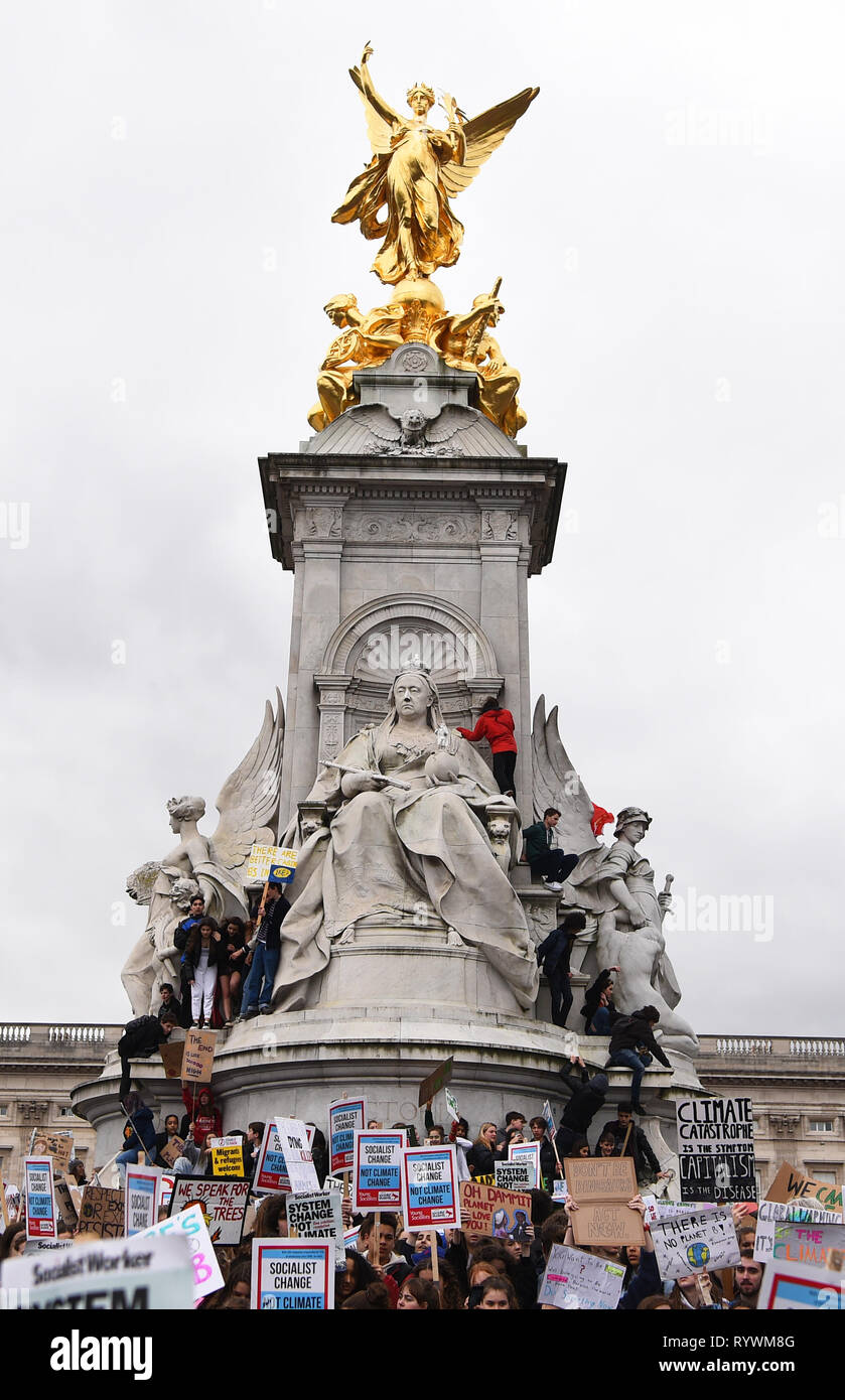 Die Schüler klettern die Queen Victoria Memorial während der Global School Streik für Klimawandel außerhalb des Buckingham Palace, London, als Proteste in 100 Städten und Gemeinden in Großbritannien geplant sind. Stockfoto