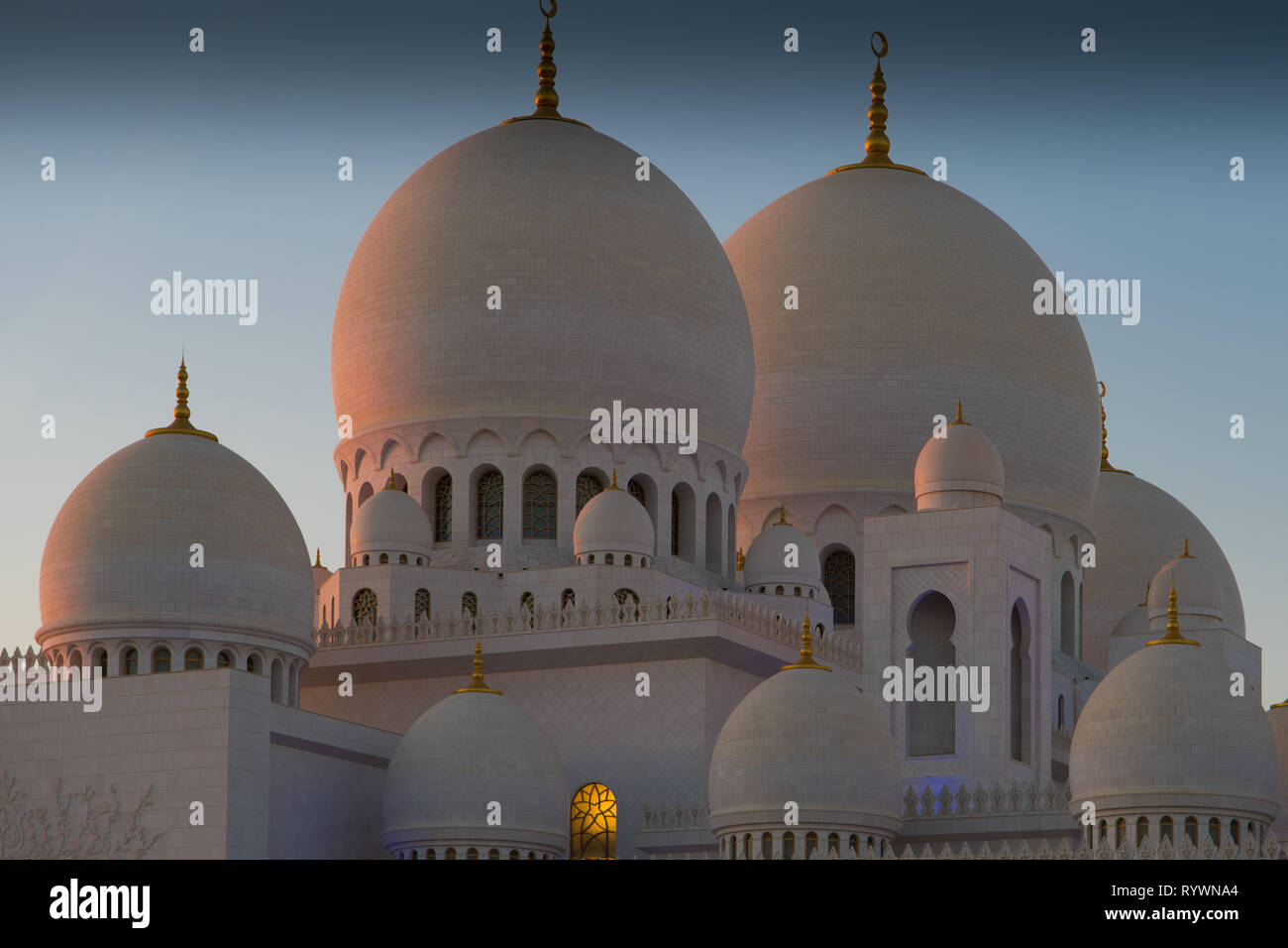 Die herrliche Moschee in Abu Dhabi in der späten Nachmittagssonne Stockfoto