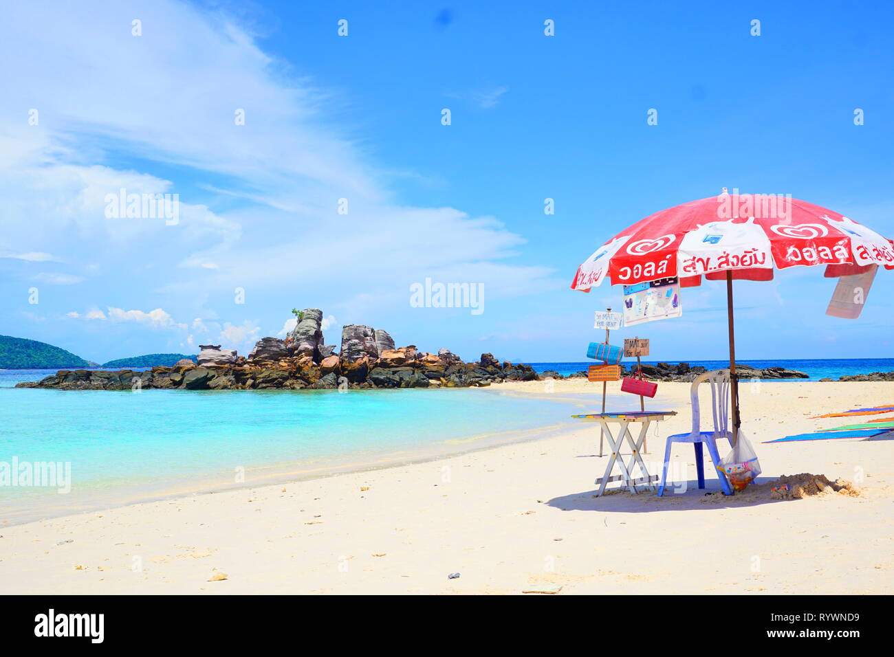 Koh Khai Nai ist eine kleine Insel, die Verstärkung ihrer Anlage durch die klare Sandstrand entlang der nördlichen und westlichen Seiten der Insel. Stockfoto