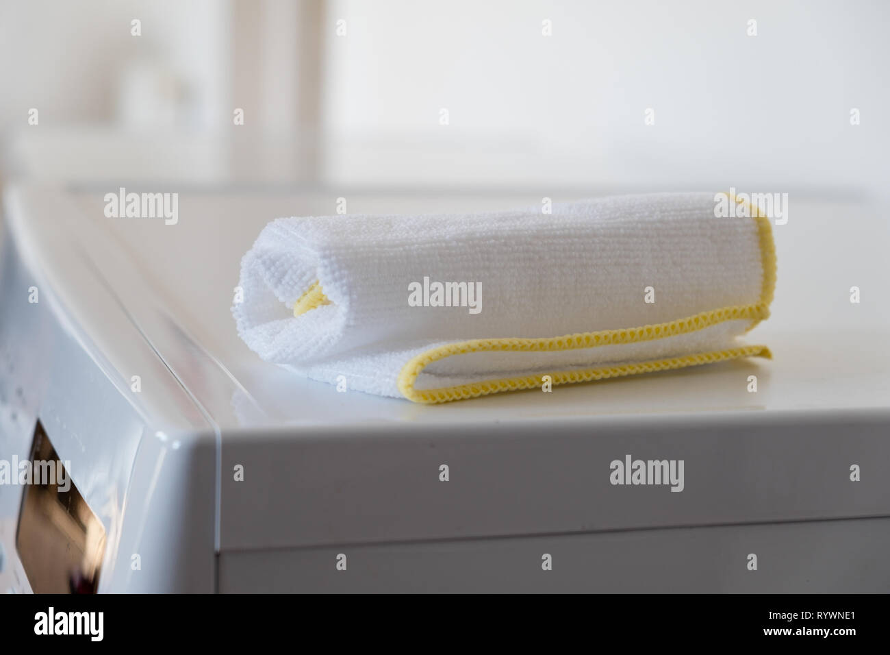 Küche Geschirrtuch auf einem weißen Küche Gerät in einer Küche, Waschküche. Stockfoto
