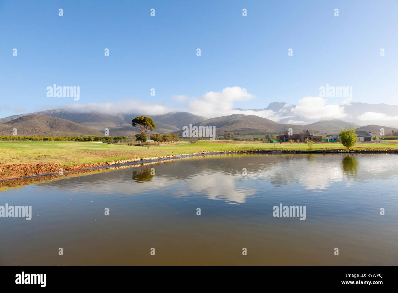 Malerische Landschaft Blick auf die Grüns und Fairways des Robertson Golfplatz, Silwerstrand Golf Estate, Breede River Valley, Western Cape, Südafrika Afr Stockfoto