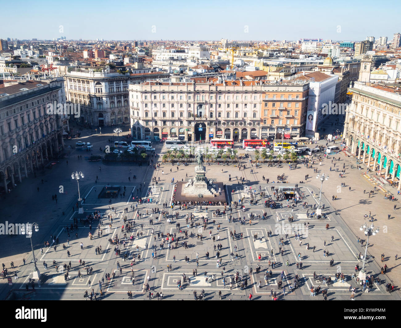 Mailand, Italien - 24. FEBRUAR 2019: oben Blick auf Menschen auf der Piazza del Duomo, vom Dach auf den Mailänder Dom (Duomo di Milano) in Mailand am Morgen. Diese Ba Stockfoto