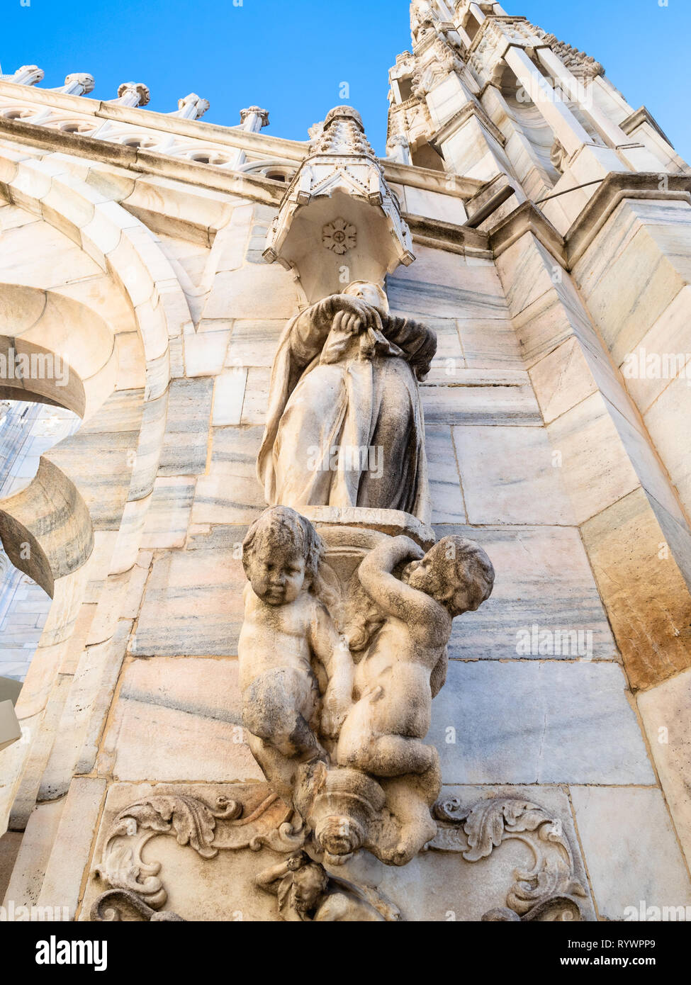 Mailand, Italien - 24. FEBRUAR 2019: dekorative Figuren auf dem Dach des Mailänder Dom (Duomo di Milano) in Mailand am Morgen. Diese Basilika ist die größte Ch Stockfoto