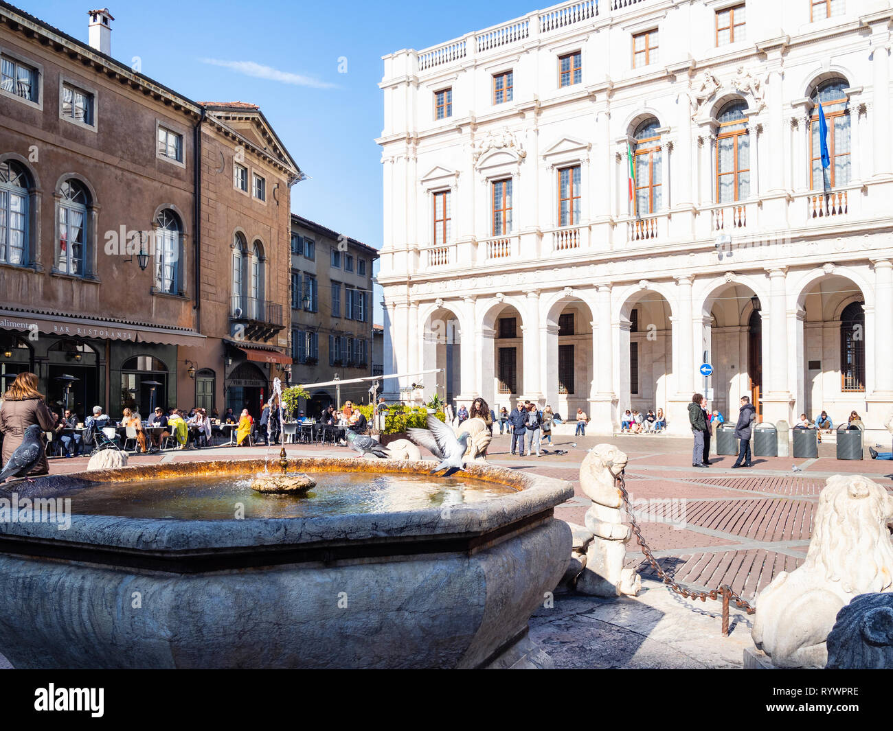 BERGAMO, Italien - 25. FEBRUAR 2019: Touristen auf Platz Piazza Vecchia in der Nähe von Palazzo Nuovo Palast und Blick auf Wasser Contarini Brunnen in Citta Alta (Bis Stockfoto