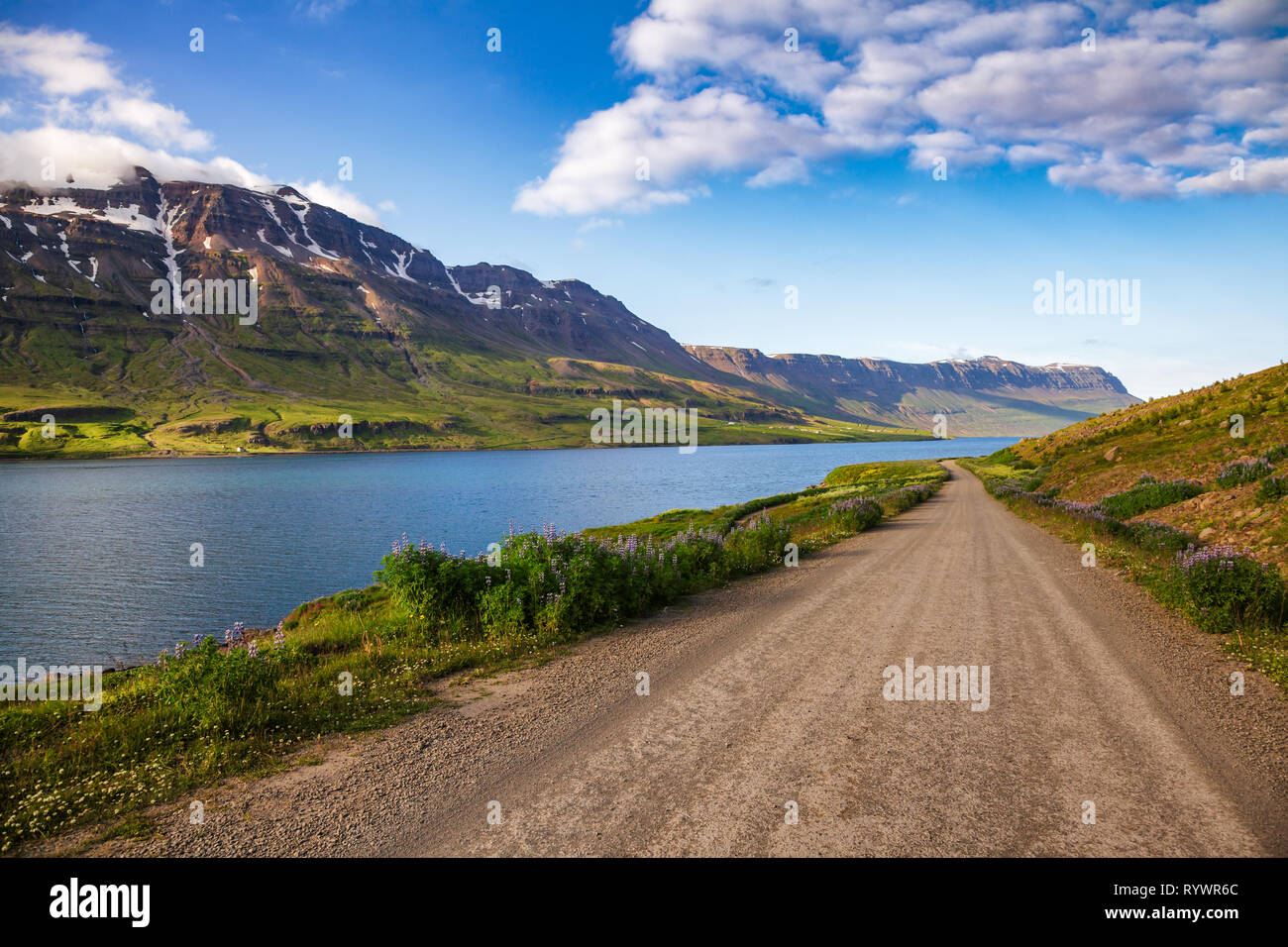 Malerische Schotterstraße entlang dem Ufer von seydisfjördur Fjord im Osten von Island, Skandinavien Stockfoto