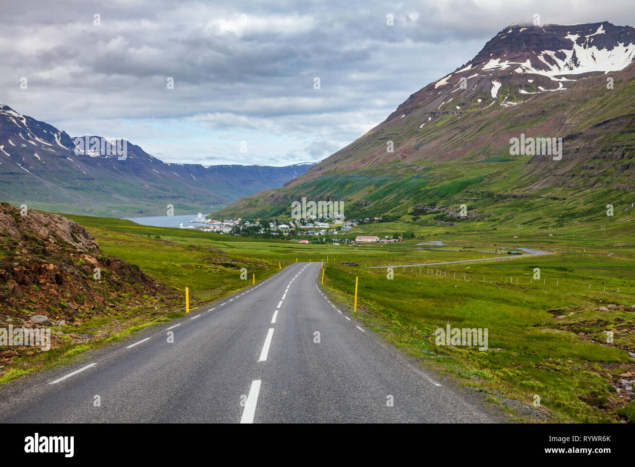 Malerische Berg Straße zwischen Reisebericht mit Seydisfjördur, Ost Island Skandinavien Stockfoto