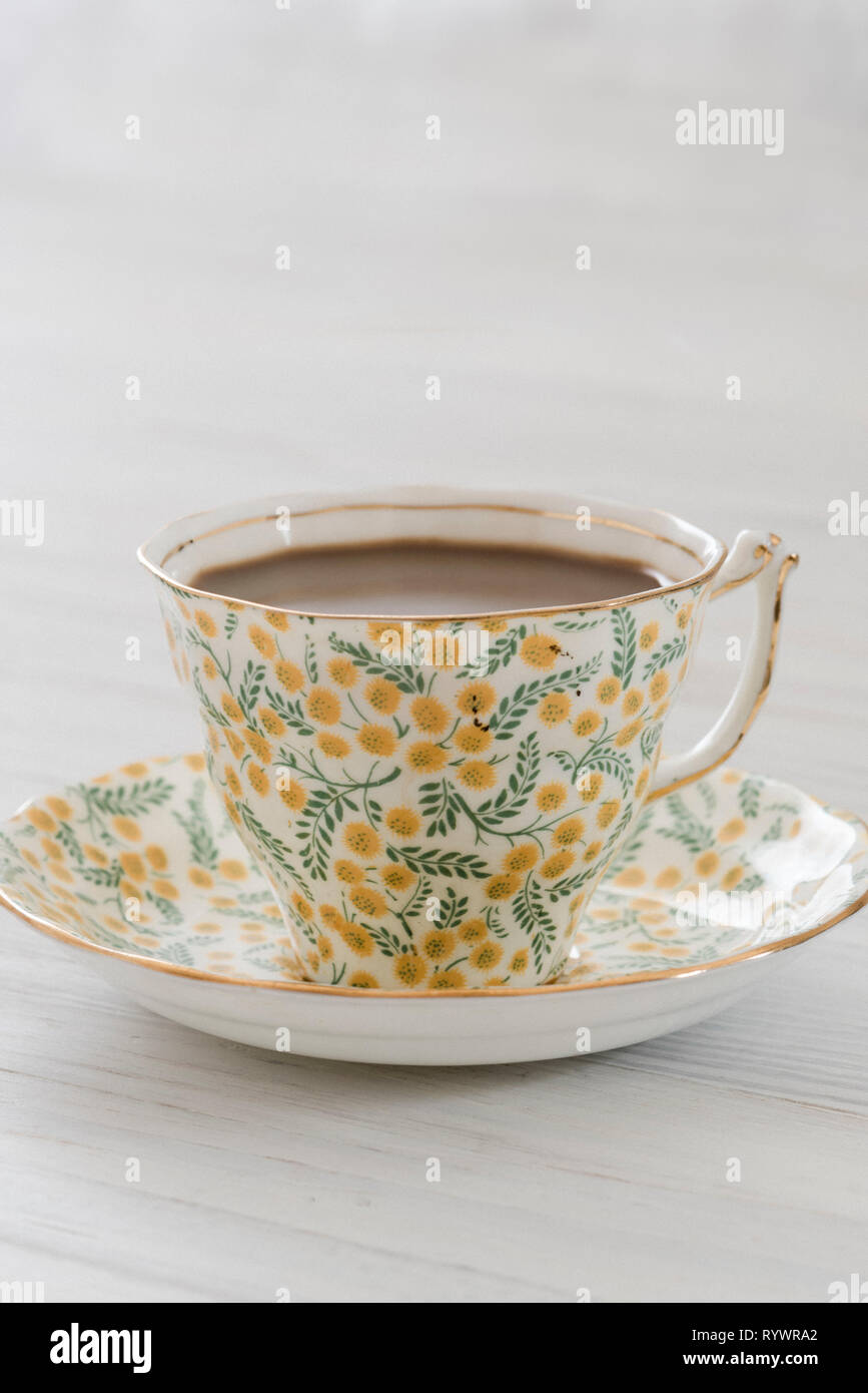 Eine alte china Tasse mit Kaffee und Sahne Stockfoto