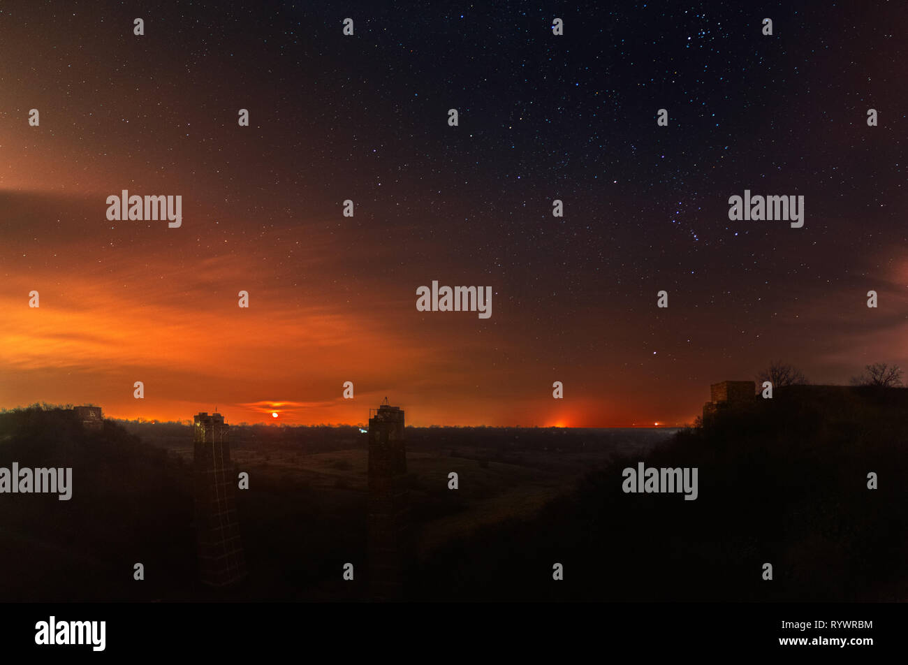Nacht Landschaft mit Broken Bridge Ruinen. Sternenhimmel mit Wolken hervorgehoben durch Moonlight an Kryvyi Rih, Dnipropetrovsk region, Ukraine Stockfoto