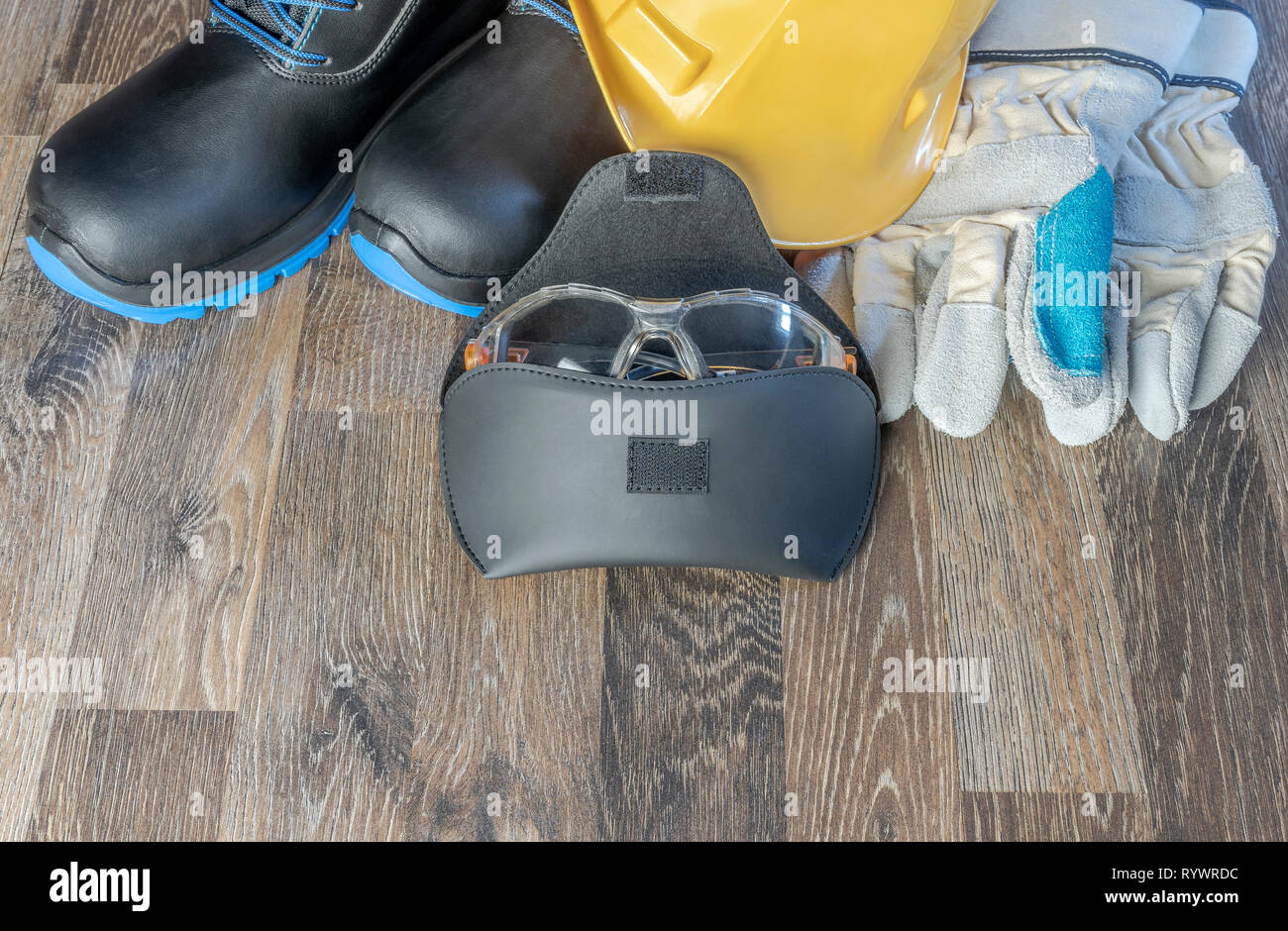 Schutzkleidung für Arbeiten, bei denen eine Verletzungsgefahr bei der Arbeit Stockfoto