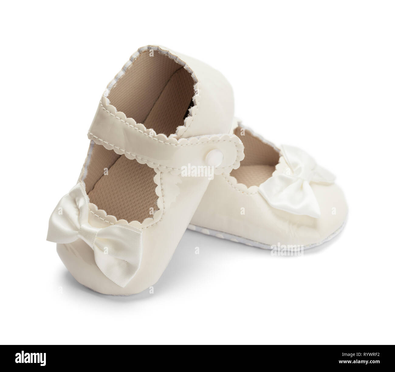 Paar Mädchen Baby Schuhe mit Bögen isoliert auf Weiss. Stockfoto