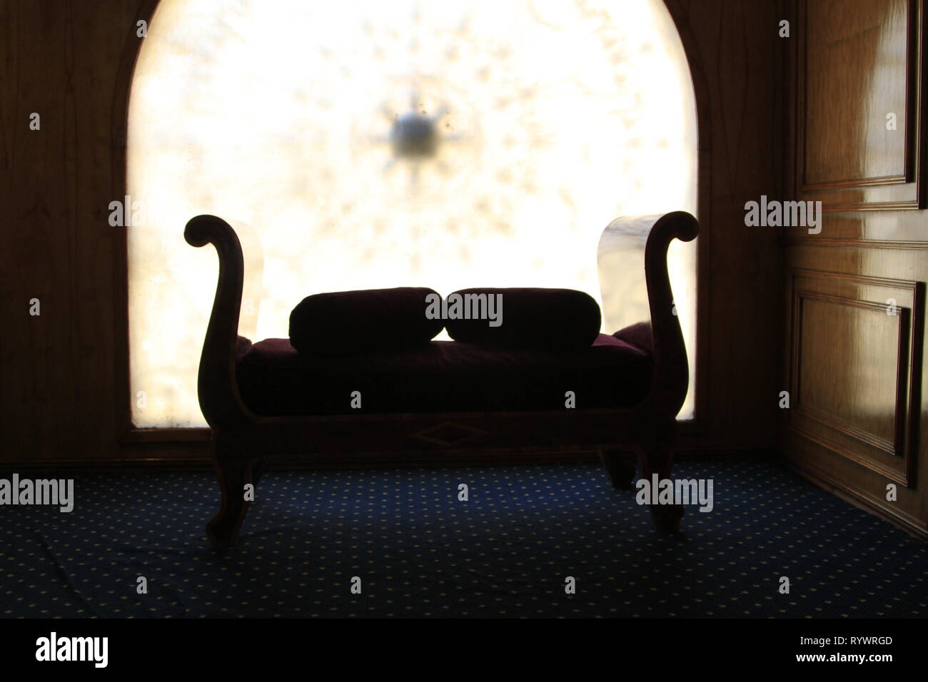 Empire Stil Sitzbank Silhouette durch den hölzernen Interieur eines Nil Kreuzfahrtschiff, obere Ägypten, Nordafrika, Naher Osten umgeben Stockfoto