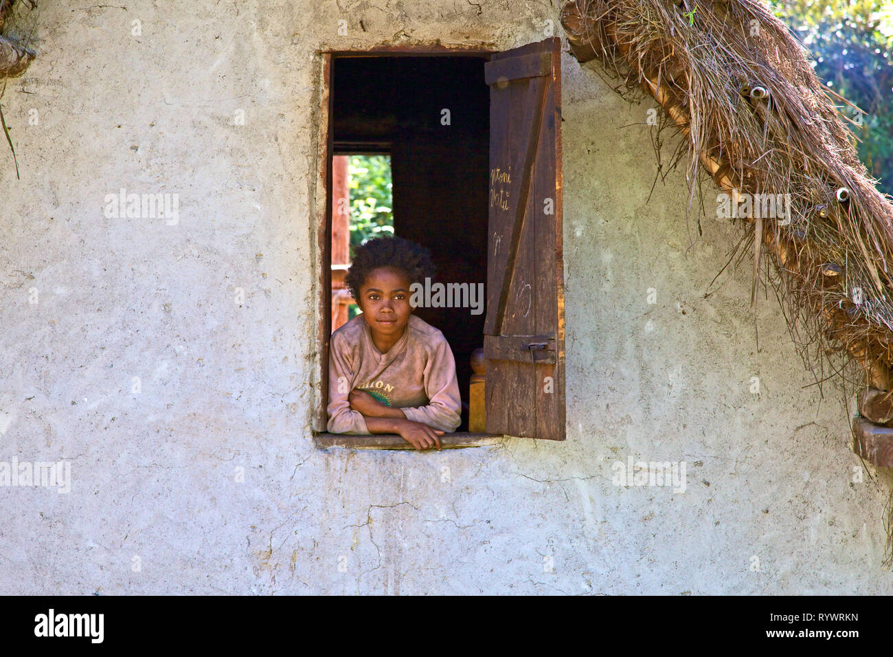 Porträt eines jungen Mädchens im Fenster Manakara, Madagaskar. Stockfoto