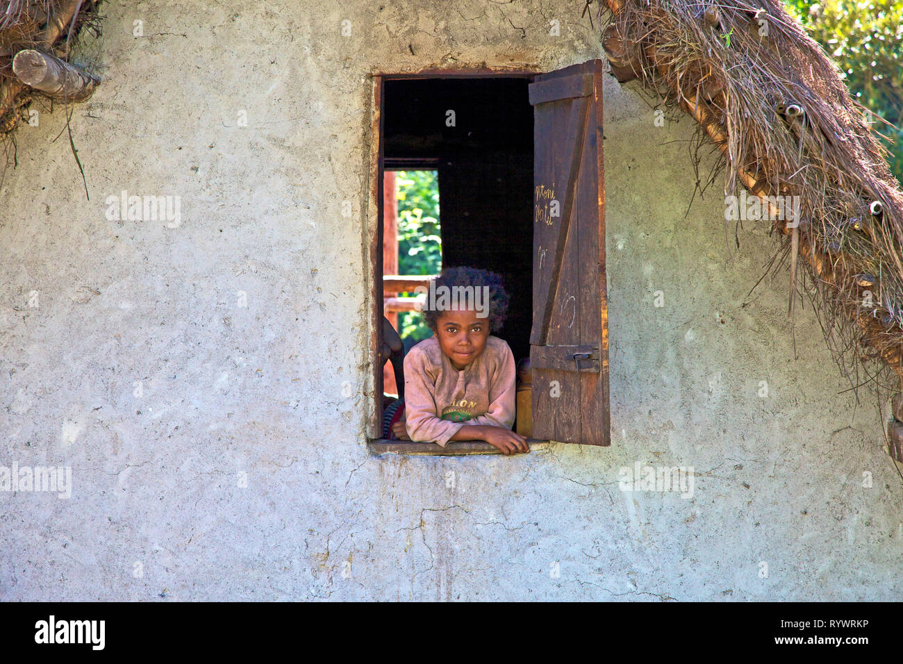 Porträt eines jungen Mädchens im Fenster Manakara, Madagaskar. Stockfoto